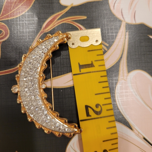 Beautiful Crescent Moon Brooch Pin Simple Elegant With Swarovski Crystals - Picture 4 of 4